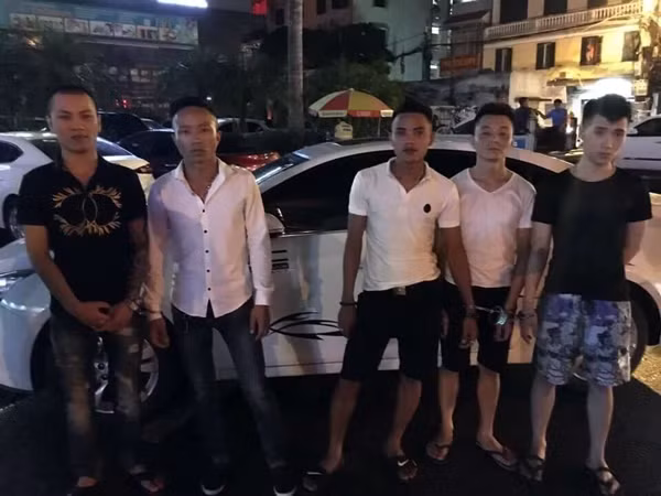 Các đối tượng bị lực lượng 141 kiểm tra, phát hiện ma túy