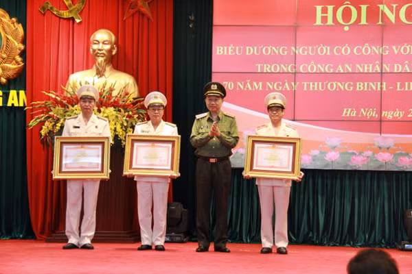 Bộ trưởng Tô Lâm trao Bằng khen của Thủ tướng Chính phủ tặng các tập thể, cá nhân có thành tích xuất sắc trong công tác “Đền ơn đáp nghĩa”.