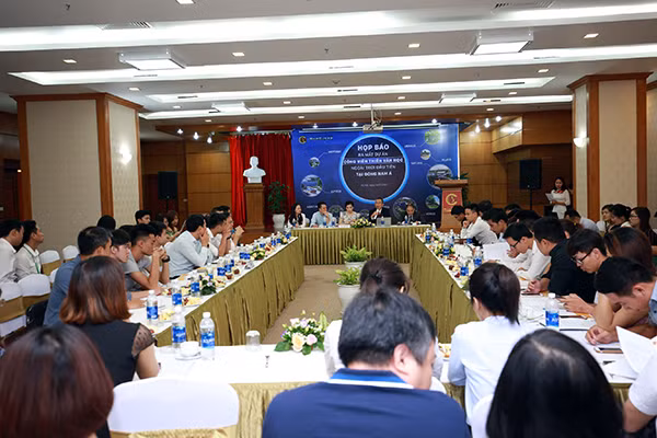 Dự buổi họp báo có 60 đơn vị báo chí và đài truyền hình. Dự buổi họp báo có 60 đơn vị báo chí và đài truyền hình.