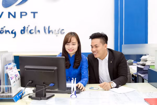 Với VinaPhone khách hàng sẽ dễ dàng online ngay cả khi ở nước ngoài và thỏa thích tận hưởng các tiện ích trên mạng xã hội. Với VinaPhone khách hàng sẽ dễ dàng online ngay cả khi ở nước ngoài và thỏa thích tận hưởng các tiện ích trên mạng xã hội.