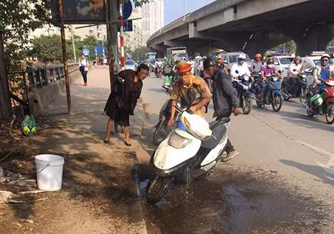 CSGT giúp dân dập tắt vụ cháy xe máy trong giờ cao điểm. CSGT giúp dân dập tắt vụ cháy xe máy trong giờ cao điểm.