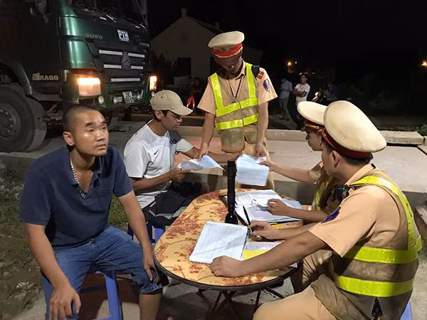 Các tài xế kí vào biên bản vi phạm sau khi gọi "cứu trợ" bất thành.