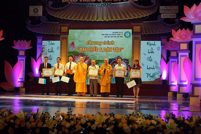 Ông Nguyễn Mạnh Hùng – PTGĐ, đại diện MobiFone nhận bằng tri ân công đức và quà của Ban Tổ chức cho các nhà tài trợ. Ông Nguyễn Mạnh Hùng – PTGĐ, đại diện MobiFone nhận bằng tri ân công đức và quà của Ban Tổ chức cho các nhà tài trợ.