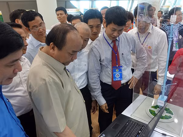 Thủ tướng Chính phủ Nguyễn Xuân Phúc tới thăm gian hàng triển lãm BTS thân thiện môi trường kết hợp điểm thông tin đa năng của MobiFone. Thủ tướng Chính phủ Nguyễn Xuân Phúc tới thăm gian hàng triển lãm BTS thân thiện môi trường kết hợp điểm thông tin đa năng của MobiFone.