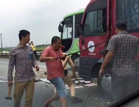 Lực lượng chức năng "giải cứu" tài xế đang kẹt trong ca bin.