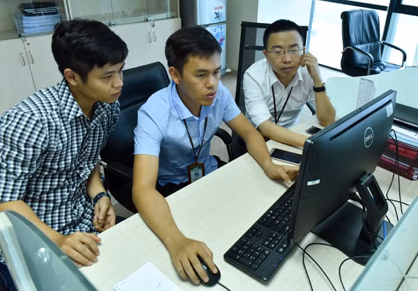 Trần Văn Thuyết và các bạn trong nhóm "Trái tim nhà mạng".