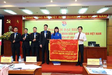 Tổng Giám đốc Tập đoàn Dầu khí Việt Nam Nguyễn Vũ Trường Sơn trao tặng BCH Đoàn Thanh niên Tập đoàn bức trướng Tổng Giám đốc Tập đoàn Dầu khí Việt Nam Nguyễn Vũ Trường Sơn trao tặng BCH Đoàn Thanh niên Tập đoàn bức trướng