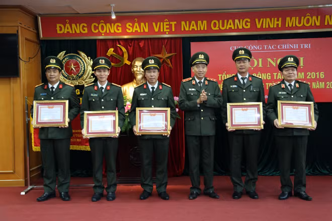Trung tướng Lê Văn Đệ ,Ủy viên Ban Thường vụ Đảng ủy Tổng cục, Phó Tổng cục trưởng Tổng cục Chính trị CAND trao danh hiệu “Chiến sỹ thi đua cơ sở” cho các cá nhân