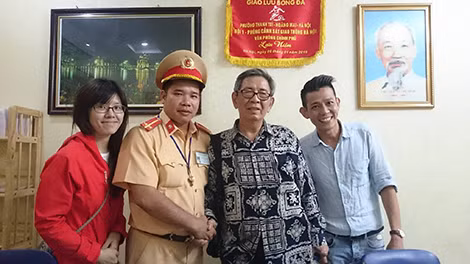 Ông Hoàng Sinh Nam đã được người quen tới đưa về. Ông Hoàng Sinh Nam đã được người quen tới đưa về.