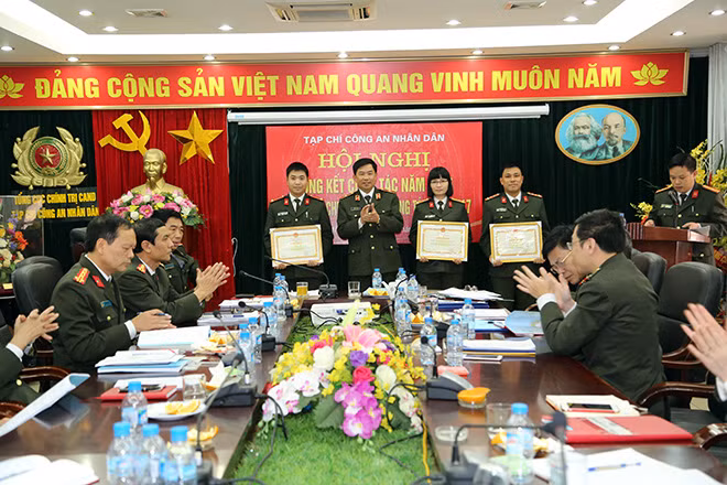 Thừa ủy quyền của lãnh đạo Bộ Công an, Thiếu tướng Trần Vi Dân, Tổng Biên tập Tạp chí CAND trao Bằng khen của Bộ Công an cho tập thể, cá nhân có thành tích xuất sắc.