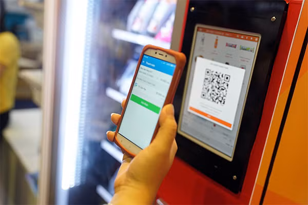 Thiết bị bán nước uống tự động tích hợp ứng dụng thanh toán Zalo Pay bằng QR Code.