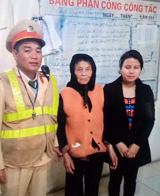 Cụ Bằng được CBCS Đội CSGT số 5 và Công an phường Sài Đồng tìm được người thân đến đón về sau khi bị đi lạc.