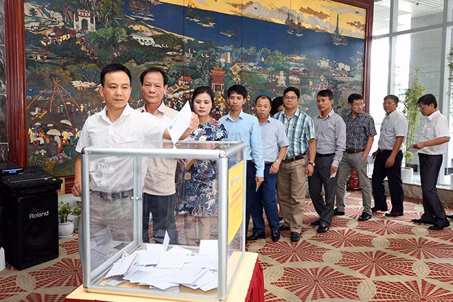 CBNV Tập đoàn hưởng ứng phong trào ủng hộ đồng bào miền Trung CBNV Tập đoàn hưởng ứng phong trào ủng hộ đồng bào miền Trung