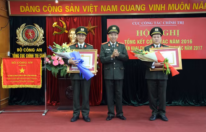 Trung tướng Lê Văn Đệ, Ủy viên Ban Thường vụ Đảng ủy Tổng cục, Phó Tổng cục trưởng Tổng cục Chính trị CAND trao Huy hiệu 30 năm tuổi Đảng cho đảng viên thuộc Cục Công tác chính trị.