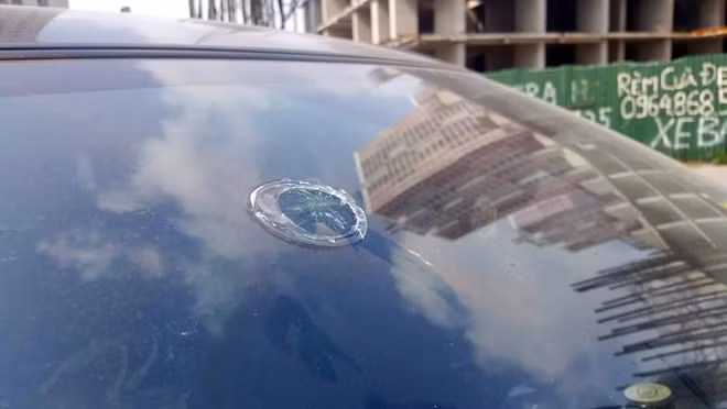 Vết nứt và vỡ kính ô tô xe chị Hoàn