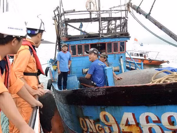 Tàu SAR 2701 đã đưa toàn bộ 6 thuyền viên cùng tàu cá bị nạn về cảng Nha Trang an toàn.