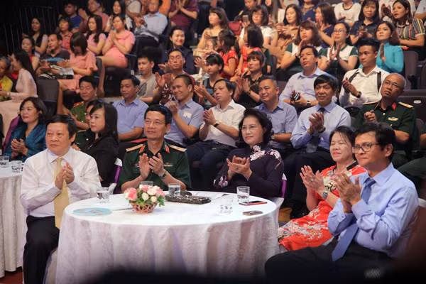 Các đại biểu dự chương trình Gala "Viết tiếp ước mơ" Các đại biểu dự chương trình Gala "Viết tiếp ước mơ"