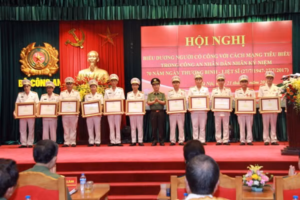 Thứ trưởng Nguyễn Văn Sơn trao Bằng khen của Bộ Công an tặng các cá nhân có thành tích xuất sắc
