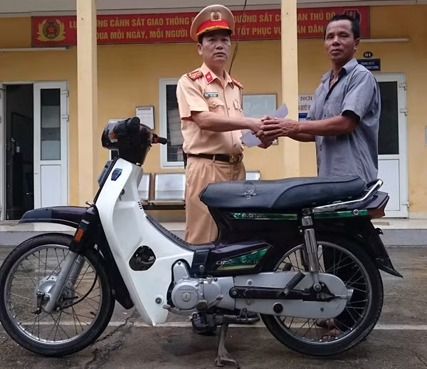Thượng tá Nguyễn Đức Chung, Đội trưởng Đội CSGT số 5 trao lại chiếc xe 10 năm bị mất cho bác Sang.
