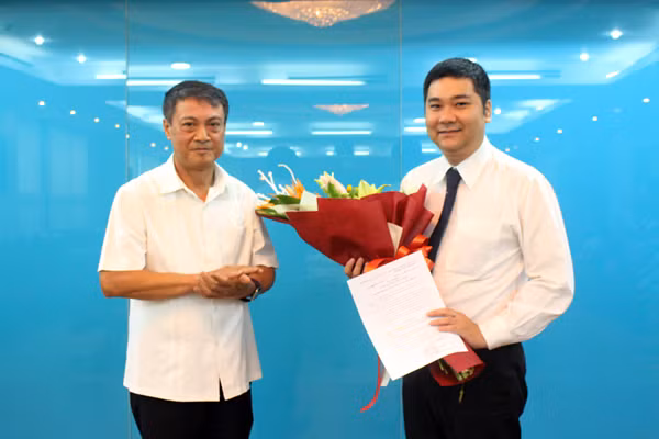 Thứ trưởng Phạm Hồng Hải trao Quyết định bổ nhiệm kiểm soát viên kiêm nhiệm tại Tổng công ty Viễn thông Mobifone cho ông Phạm Duy Yên.