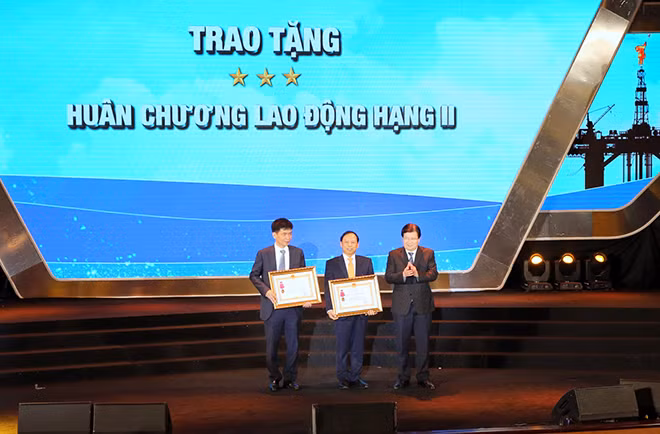 Phó Thủ tướng Trịnh Đình Dũng trao Huân chương Lao động hạng Ba cho ông Cao Hữu Bình - Phó Tổng Giám đốc PVEP và ông Cù Xuân Bảo - Tổng Giám đốc Hoàng Long – Hoàn Vũ