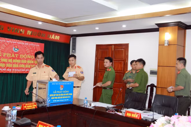 Các đoàn viên, thanh niên Cụm thi đua số 10 quên góp ủng hộ đồng bào miền Trung. Các đoàn viên, thanh niên Cụm thi đua số 10 quên góp ủng hộ đồng bào miền Trung.