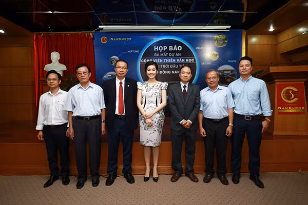 Phó Chủ tịch Tập đoàn Nam Cường – Bà Trần Thị Quỳnh Ngọc (giữa) cùng các chuyên gia hàng đầu của Viện Hàn lâm Khoa học Việt Nam Phó Chủ tịch Tập đoàn Nam Cường – Bà Trần Thị Quỳnh Ngọc (giữa) cùng các chuyên gia hàng đầu của Viện Hàn lâm Khoa học Việt Nam