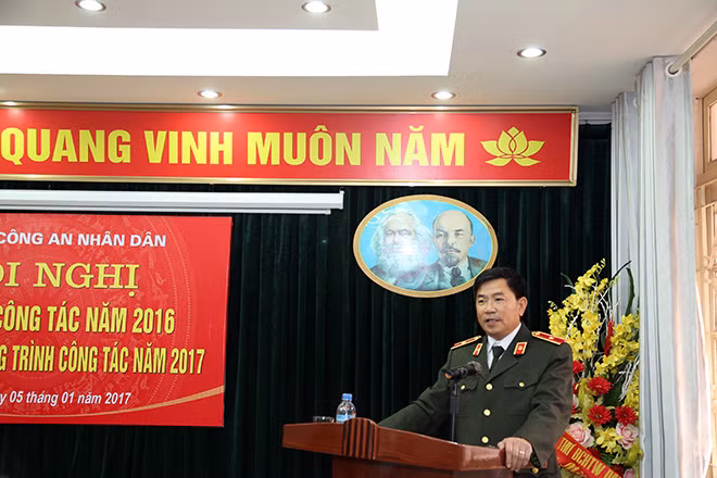 Thiếu tướng Trần Vi Dân, Bí thư Đảng ủy, Tổng Biên tập Tạp chí CAND phát động phong trào thi đua "Vì an ninh Tổ quốc" năm 2017 tại Hội nghị.