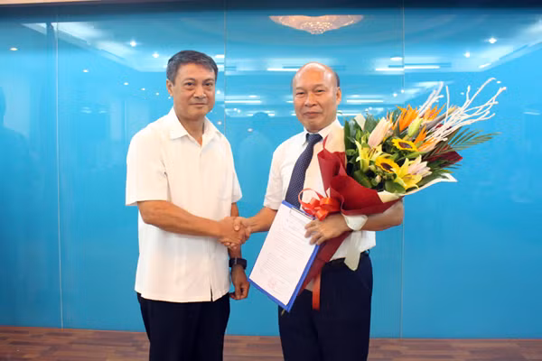 hứ trưởng Phạm Hồng Hải trao Quyết định và tặng hoa cho tân Chủ tịch Hội đồng thành viên Tổng Công ty Viễn thông Mobifone Nguyễn Mạnh Thắng.