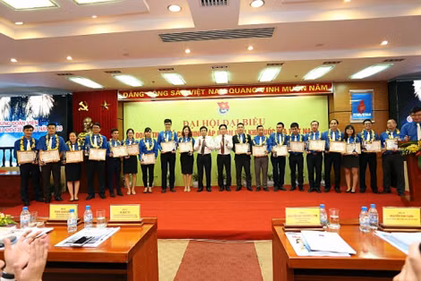 Lãnh đạo Tập đoàn Dầu khí Việt Nam cũng đã trao biểu trưng cho các cán bộ đoàn và đoàn viên thanh niên xuất sắc Lãnh đạo Tập đoàn Dầu khí Việt Nam cũng đã trao biểu trưng cho các cán bộ đoàn và đoàn viên thanh niên xuất sắc