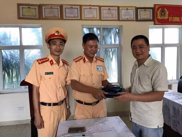 Anh Linh nhận lại đồ bị rơi tại Đội CSGT số 10, Phòng CSGT Công an TP Hà Nội