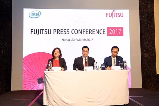 Đại diện Fujitsu trả lời các câu hỏi của phóng viên.