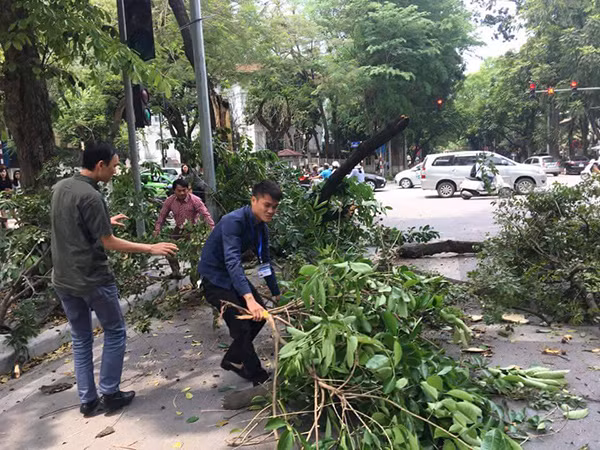 Đoàn Thanh niên thuộc cơ quan Thành Đoàn Hà Nội gần đó đã có mặt giúp dọn dẹp hiện trường.