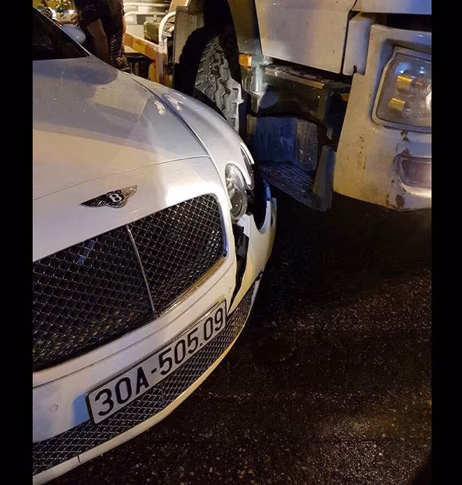 Chiếc xe Bentley bị xe bồn tông.