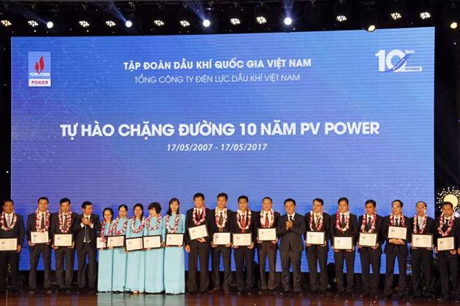 Vinh danh 26 người lao động tiêu biểu đã có những đóng góp và lao động xuất sắc, trong suốt 10 năm xây dựng và trưởng thành của PV Power.