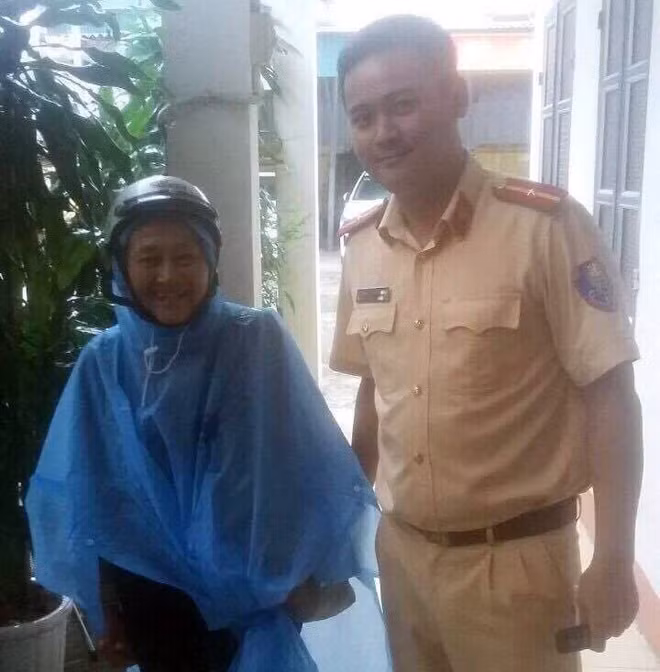 Cụ Phương tại Đội CSGT Tuần tra dẫn đoàn, Phòng CSGT Công an TP Hà Nội