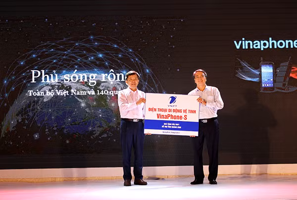 Đại diện cho VNPT, Chủ tịch HĐTV VNPT Trần Mạnh Hùng trao tượng trưng 2 thiết bị di động vệ tinh VinaPhone –S cho đại diện UBND tỉnh Quảng Bình – ông Nguyễn Hữu Hoài, Chủ tịch UBND tỉnh Quảng Bình . Đại diện cho VNPT, Chủ tịch HĐTV VNPT Trần Mạnh Hùng trao tượng trưng 2 thiết bị di động vệ tinh VinaPhone –S cho đại diện UBND tỉnh Quảng Bình – ông Nguyễn Hữu Hoài, Chủ tịch UBND tỉnh Quảng Bình .
