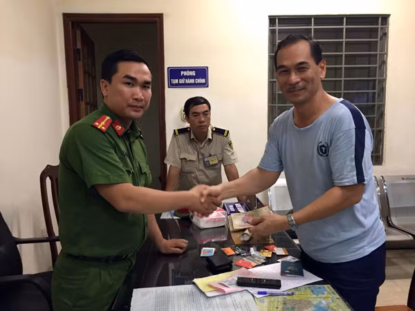 Ông Srakawi Lim, quốc tịch Indonesia nhận lại ví bị rơi tại Công an phường Hàng Trống. Ông Srakawi Lim, quốc tịch Indonesia nhận lại ví bị rơi tại Công an phường Hàng Trống.