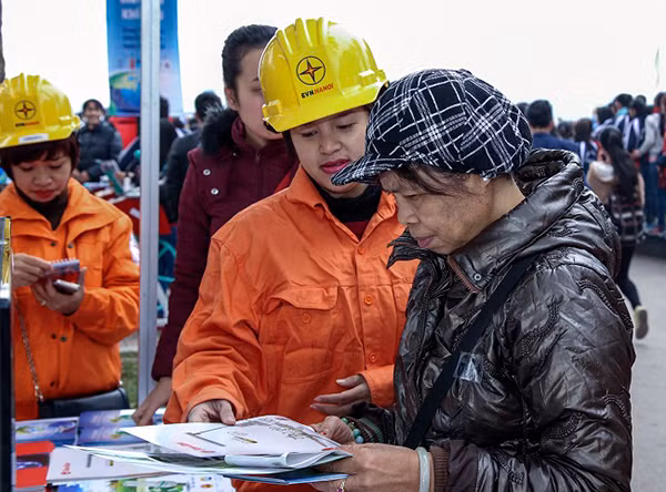 EVN đẩy mạnh dịch vụ chăm sóc khách hàng.