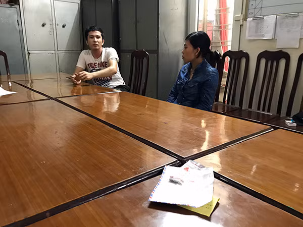 Phan Nam và Hoài Anh cùng tang vật tại Công an phường Văn Quán.