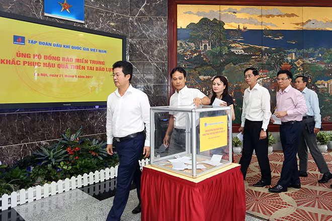 Lãnh đạo Tập đoàn Dầu khí Việt Nam kêu gọi toàn thể CBNV và người lao động Dầu khí chung tay giúp đỡ đồng bào bị thiệt hãi do cơn bão số 10 vừa qua . Lãnh đạo Tập đoàn Dầu khí Việt Nam kêu gọi toàn thể CBNV và người lao động Dầu khí chung tay giúp đỡ đồng bào bị thiệt hãi do cơn bão số 10 vừa qua .