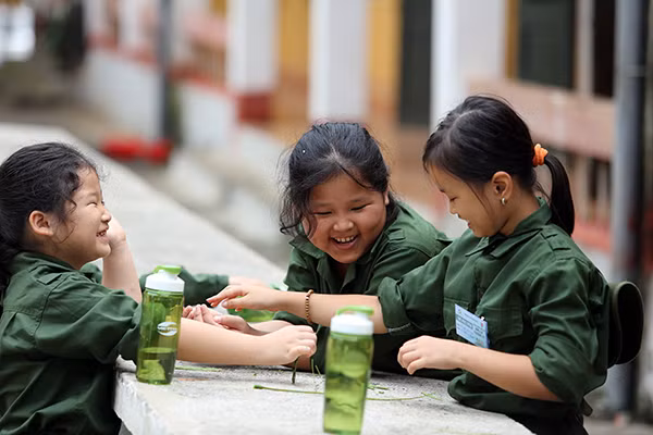 Trẻ em vui vẻ trong học kỳ quân đội do tập đoàn Viettel tổ chức.