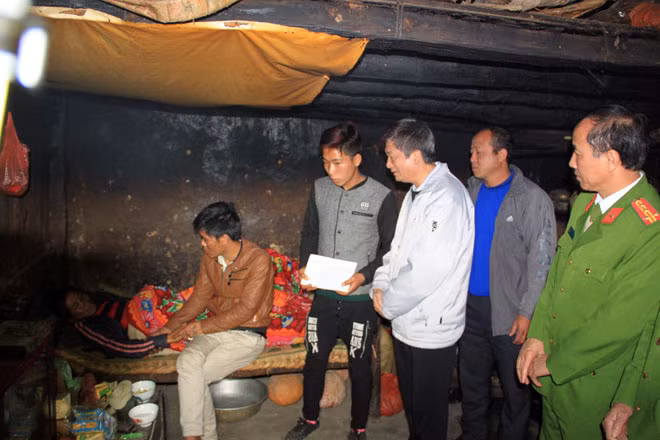 Lực lượng Công an và chính quyền địa phương thăm hỏi, động viên những nạn nhân trong vụ việc. Lực lượng Công an và chính quyền địa phương thăm hỏi, động viên những nạn nhân trong vụ việc.