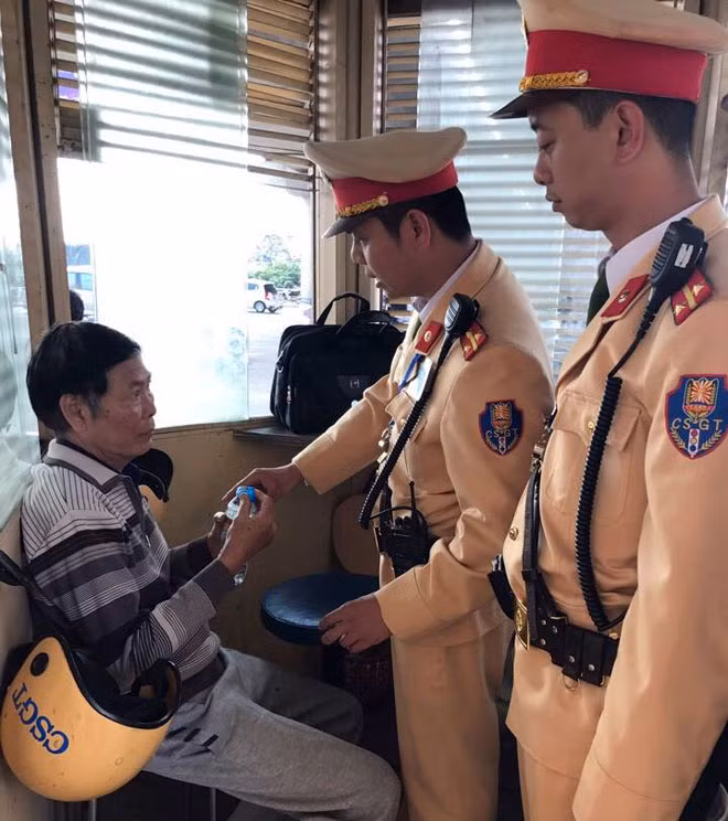 Bác Lê Trung Thử tại Đội CSGT số 14.