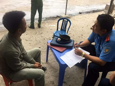 Nguyễn Thái Học, đại diện bui trông xe "dù" kí vào biên bản vi phạm. Nguyễn Thái Học, đại diện bui trông xe "dù" kí vào biên bản vi phạm.