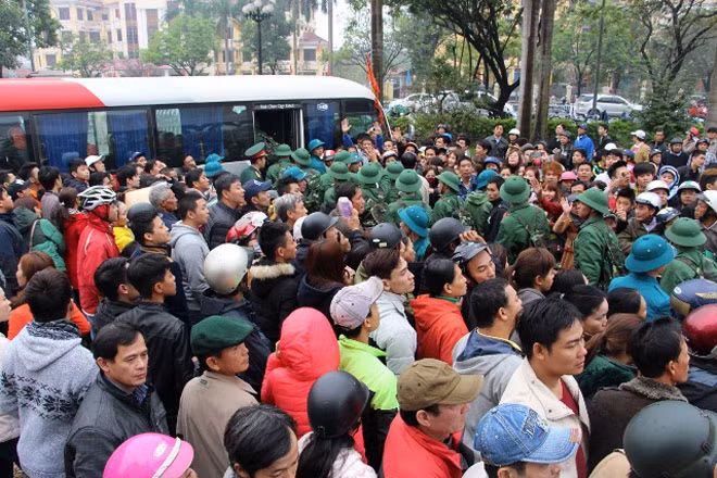 Các tân binh chia tay người thân, gia đình lên xe trở về đơn vị nhận quân vào sáng 14-2.