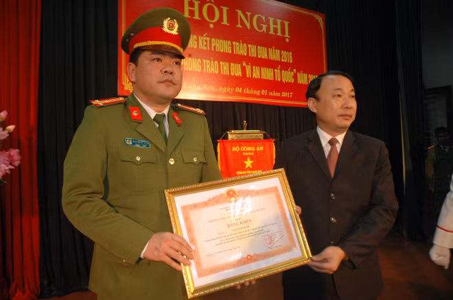 Thừa ủy quyền của Thủ tướng Chính Phủ, đồng chí Nguyễn Công Trưởng trao Bằng khen của Thủ tướng Chính phủ cho Phòng CSĐT tội phạm về ma túy .