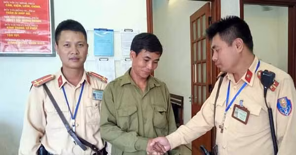 Tổ công tác Đội CSGT số 5, Phòng CSGT Công an TP Hà Nội cám ơn hành động đẹp của anh Biểu