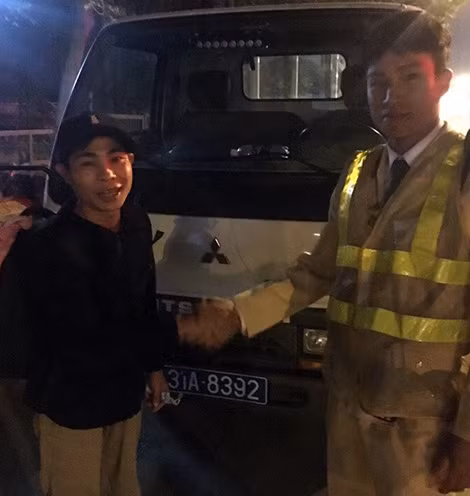 Anh Dũng được cán bộ chiến sĩ Đội CSGT số 15 quyên góp 1 số tiền ủng hộ và được tổ công tác dùng xe chuyên dụng đưa ra bến xe bắt xe cho anh về quê.