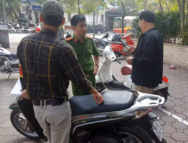 Tổ công tác Y5/141 kiểm tra, phát hiện chiếc xe Honda SH bị mất trộm.